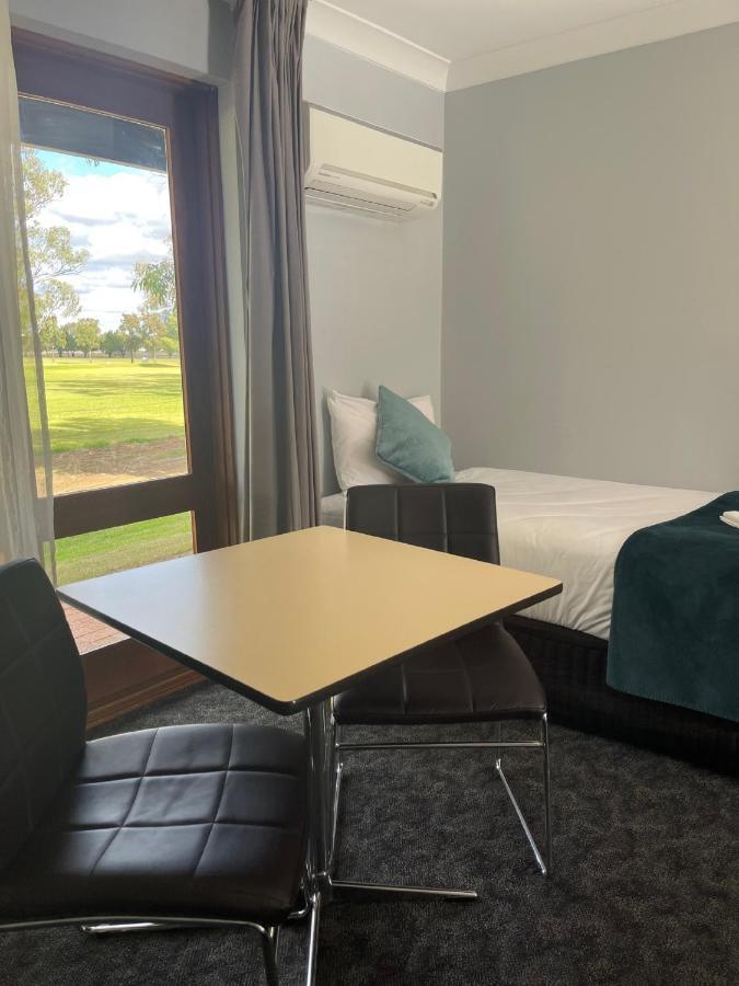 Town & Country Motor Inn Forbes Bagian luar foto