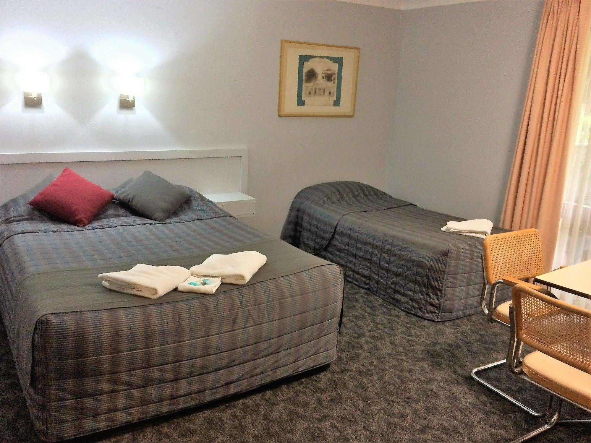 Town & Country Motor Inn Forbes Bagian luar foto