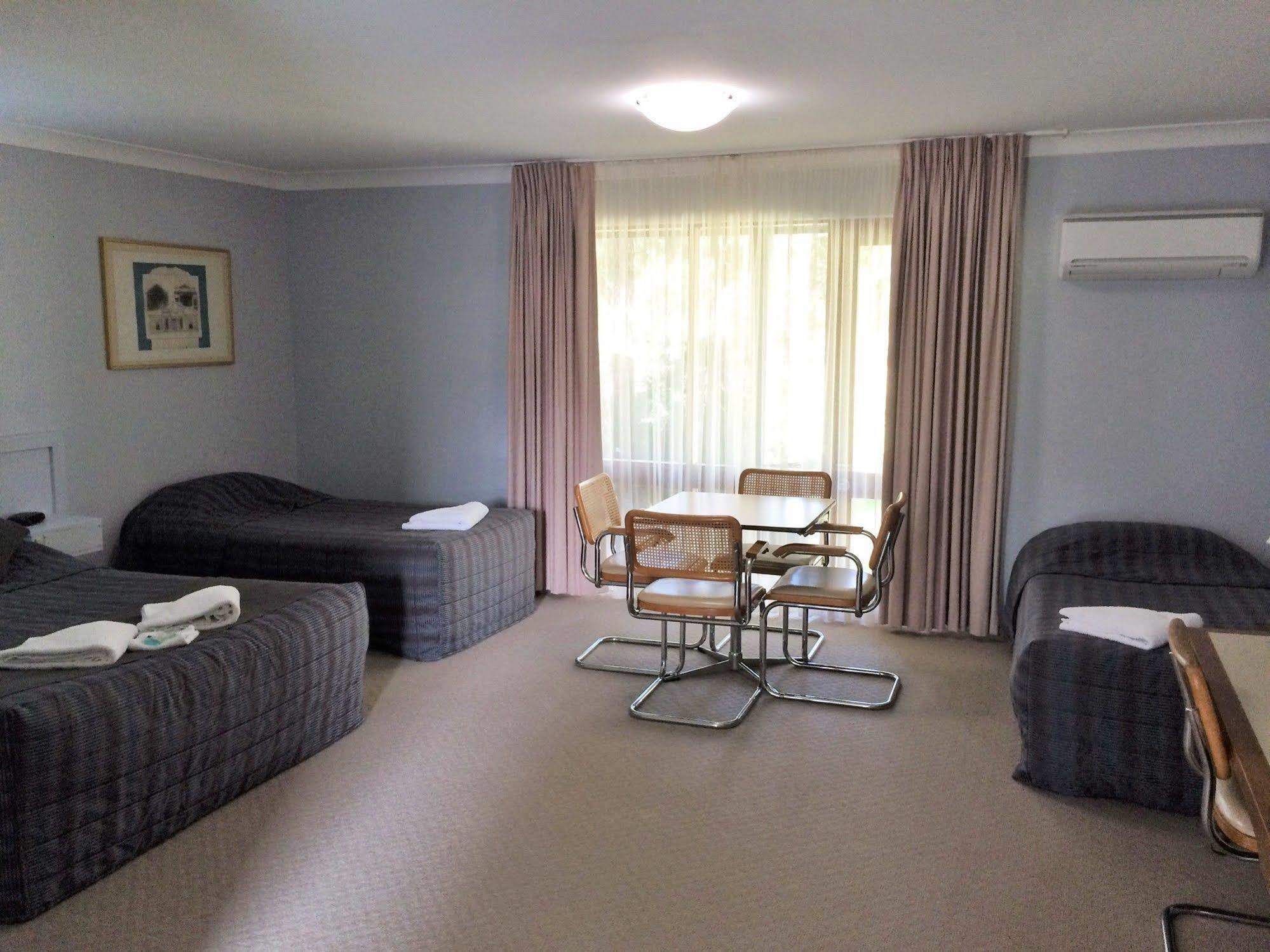 Town & Country Motor Inn Forbes Bagian luar foto